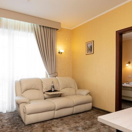 Malekhuv Status Hotel מראה חיצוני תמונה