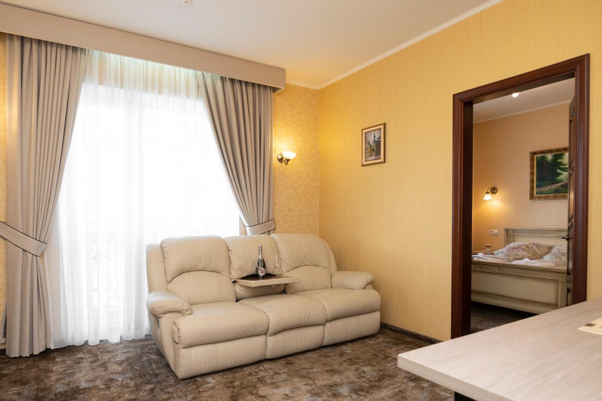 Malekhuv Status Hotel מראה חיצוני תמונה