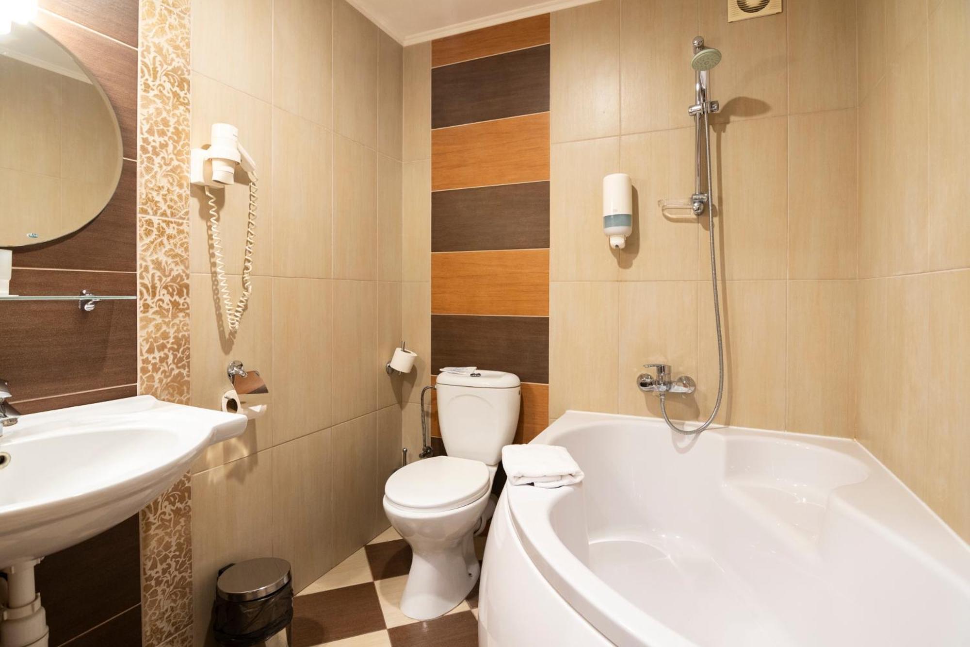 Malekhuv Status Hotel מראה חיצוני תמונה
