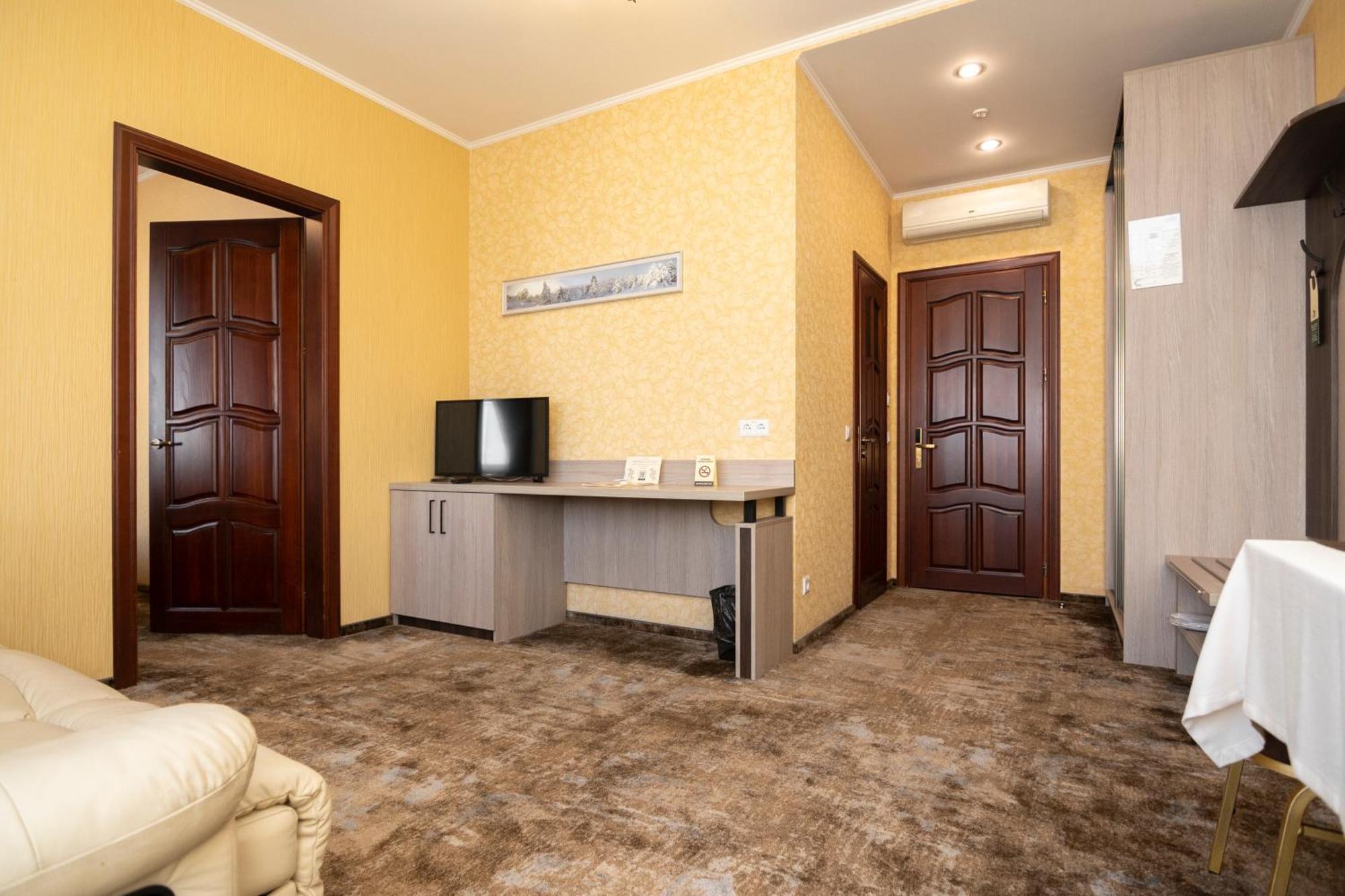 Malekhuv Status Hotel מראה חיצוני תמונה