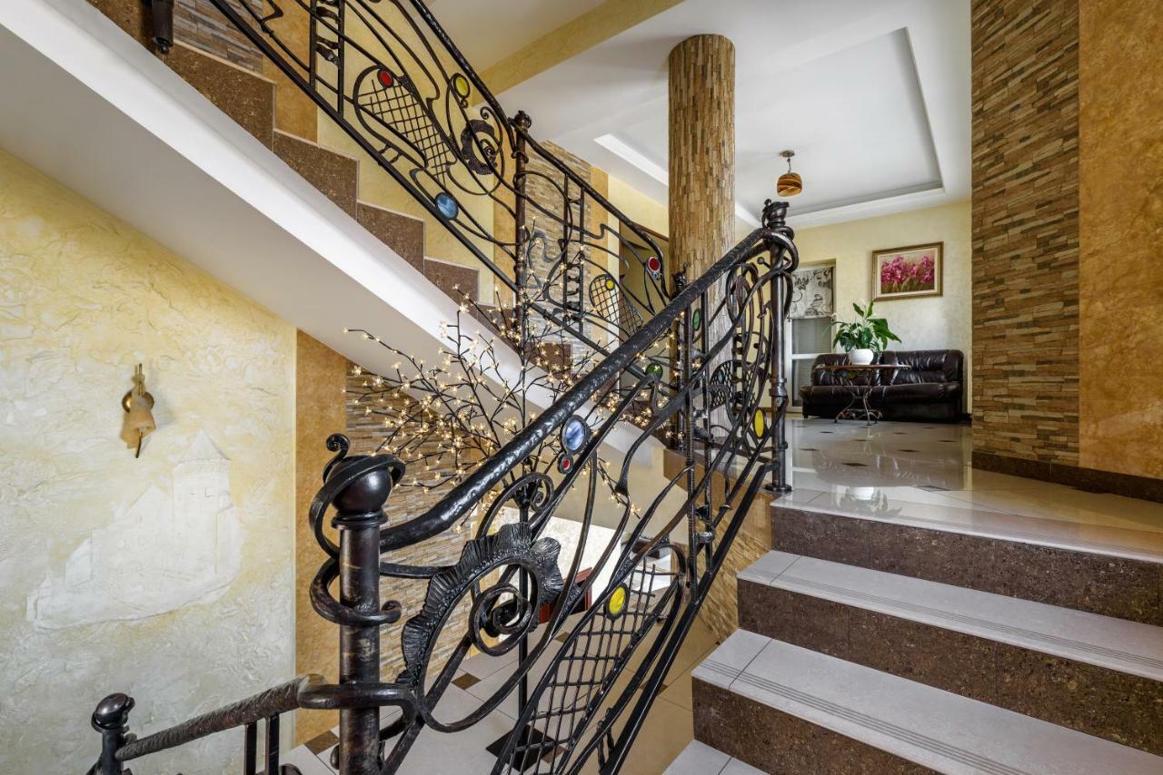 Malekhuv Status Hotel מראה חיצוני תמונה